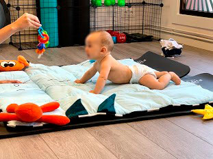 Por qué es importante dejar al bebe, niño y niña jugar en el suelo sobre su  espalda? será necesario ponerlo sobre su vientre tempranamente o Tummy  Time? – Espacio Pikler Pedagogía Pikler.